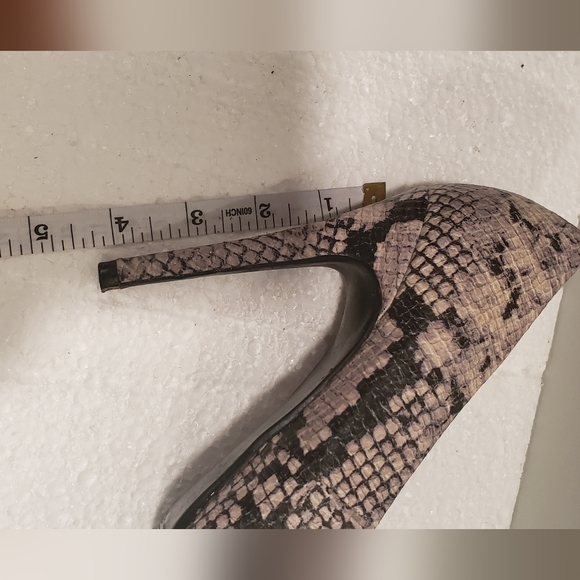 Charlotte Russe size 8 Pointy Stiletto Heels snake pattern - Picture 5 of 8